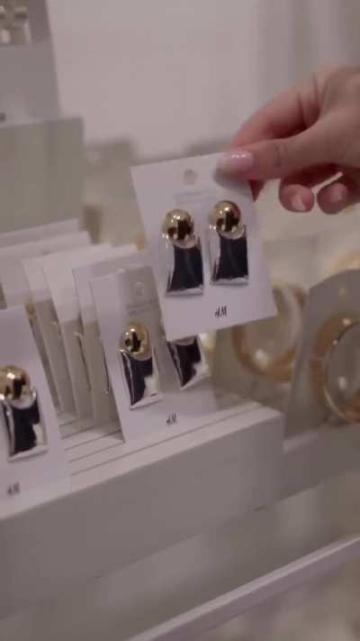 H&amp;amp;M / Ph. Gulnaz Ahmadi - IG November 2025