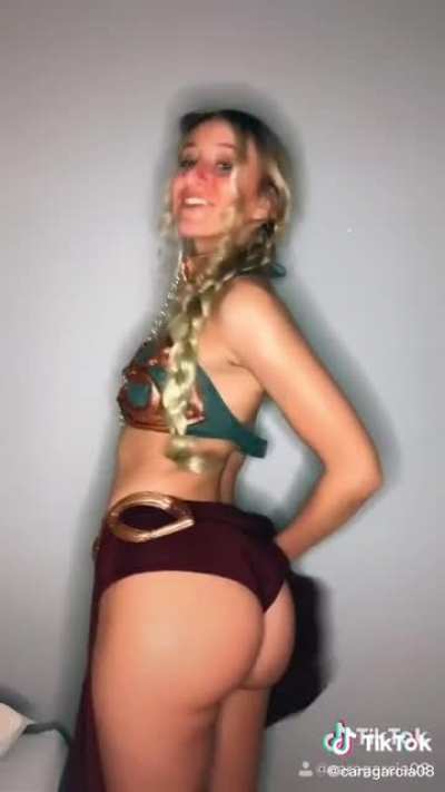 Slave Leia got cakes😳🍑