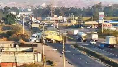 On the morning of Thursday, February 12, 2026, a spectacular accident occurred on the Libramiento Norte of Irapuato, Guanajuato, involving a tractor-trailer and a "torton" (a heavy three-axle dump truck).