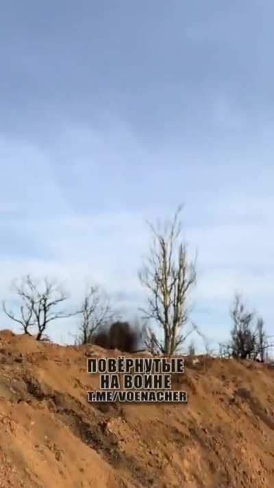Ukranian soldiers film Russian FAB-500s with glide kits landing near them