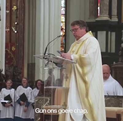Belgische priester probeert met de jeugd te connecten door &lsquo;jongerentaal&rsquo; te gebruiken.