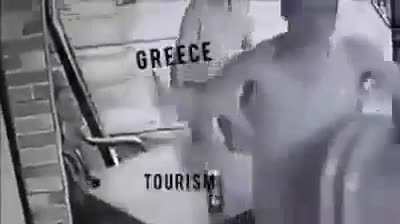 &Epsilon;&tau;&sigma;&iota; &epsilon;&iota;&nu;&alpha;&iota; &alpha;&upsilon;&tau;&alpha;