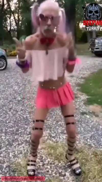 Dayı 80inde femboyluğa &ouml;zenmiş. Bizede hayırlı olsun demek d&uuml;ser dimi kgb hulkı