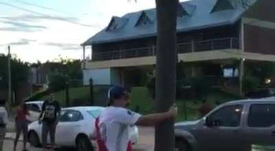 Собака воспользовалась гражданином.