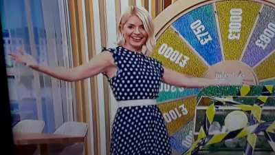 Holly willoughby shaking her tits 
