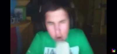 Las pibas cantando los pibes cantando