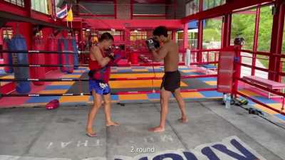 Superbon shows Muay Thai techniques - Close kick &amp;amp; long kick
