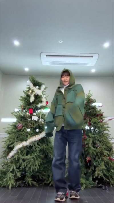 251225 Xiumin Official X Update: "🎄ᴍᴇʀʀʏ ᴄʜʀɪsᴛᴍᴀs🎄"
