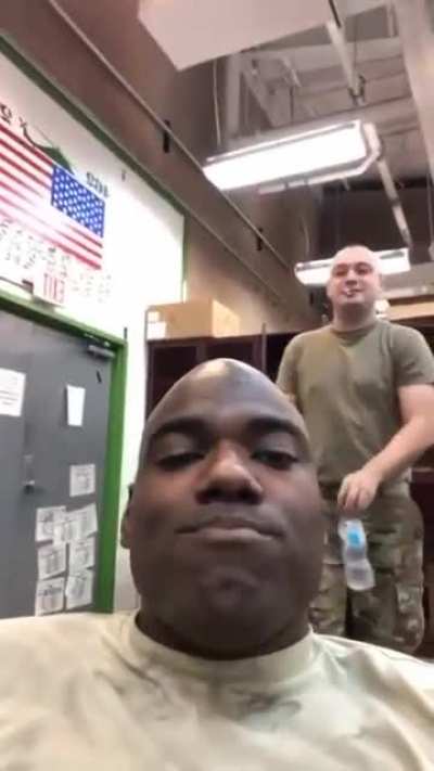 WhiTe SoLDiEr bAsHeS BLaCk MaN wiTh a BoTtLe
