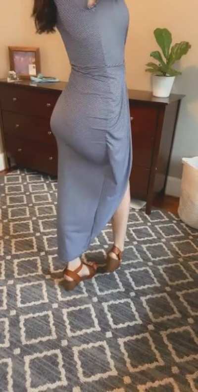 No bra + no thong = wet pussy💦