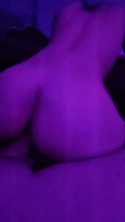 Amateur bouncing on cock like a pro
