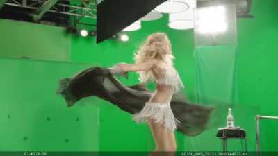 Jessica Alba dancing in green screen in Sin City