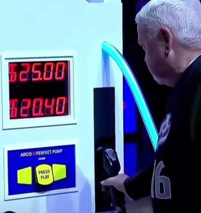 This fan nailed the perfect $25 pump during halftime and became a legend