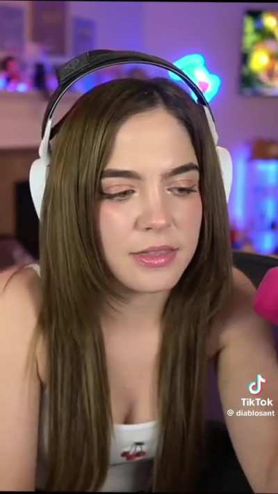 Ahora le tiene hate a ana de armas jajajaja por qué mezcla política en sus streams ?? Twitch debería censurarla por hablar de temas políticos delicados