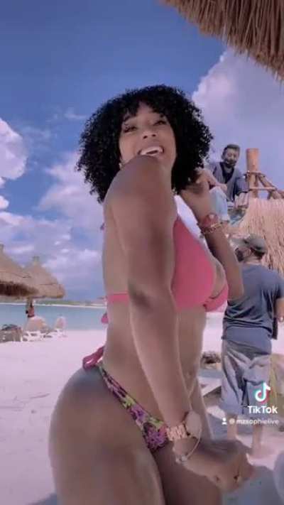 Her new tiktok &amp;amp; Instagram (@mzsophielive)