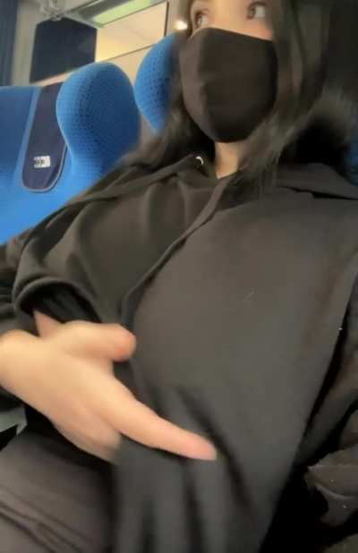 Surprises &ldquo;drop&rdquo; under oversized hoodie