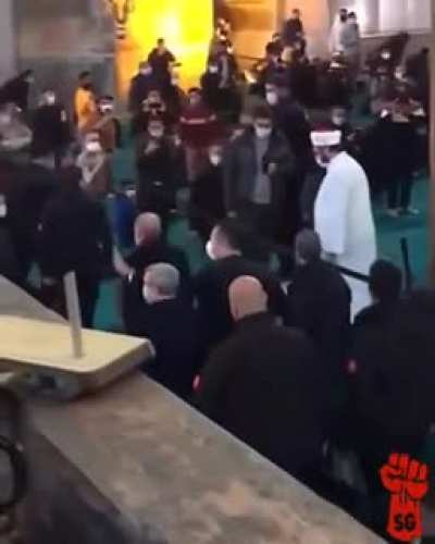 Peygamber efendimiz Ayasofya'ya giriş yapıyor ve cemaat namazını yakından g&ouml;rmek i&ccedil;in namazını bozuyor. Ne y&uuml;ce bir nimet bu peygambere sahip olmak...