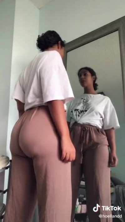 Look at the dump truck ass on her 🥵