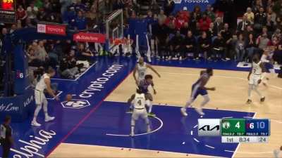 [Highlight] Embiid spins around Jrue for the dunk!