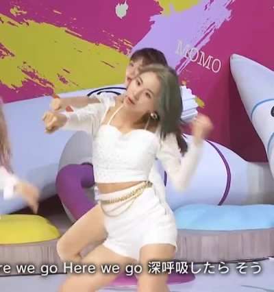 200705 - Chaeyoung with the moves (ft. Tzuyu)