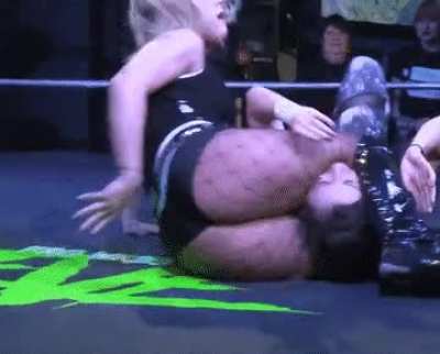 Toni Storm&rsquo;s massive jiggling ass