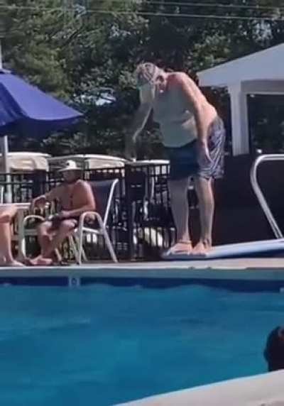 Banda, creo que si nos hackearon. Se filtr&oacute; un video de El Crepas disfrutando sus vacaciones de verano&hellip;..