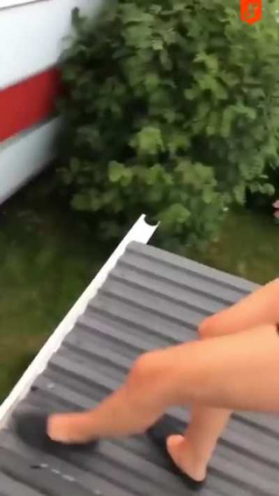 Blonde parkour.