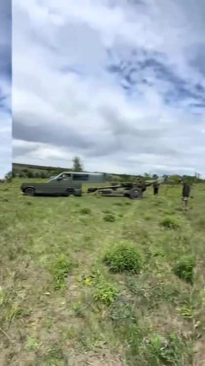 Short clip of a Volkswagen T4 towing a Ukrainian 122mm D-30 howitzer