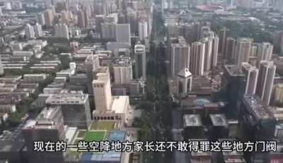 濒死的县城<wbr>经济, 除了性生活<wbr>就是打麻将<wbr>, 2000多<wbr>小县城靠转<wbr>移支付, 还能混多久<wbr>?一个名为<wbr>佛坪的县城<wbr>, 常住人口8<wbr>000人, 竟养219<wbr>4名公职人<wbr>员