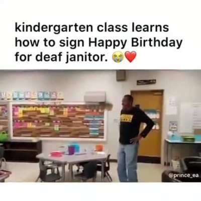 Группа детского сада научилась "петь" Happy Birthday, чтобы поздравить глухого уборщика.