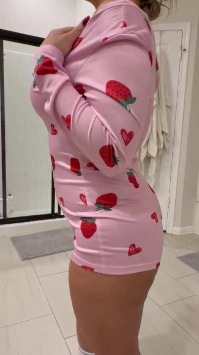 I&rsquo;m a little pink slut in my onesie