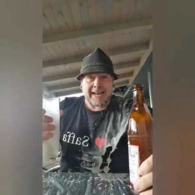 Hat der Stefan grad in die Stammtisch-Gruppe ge-WhatsApp-ed 😂😂🤣🤣 Da w&auml;re mir auch das Bier umgefallen bei so einem Geschoss 😍😜😍 Tja meine Alte sieht nicht so aus. Bei der f&auml;llt mir nur das Bier um wenn sie nicht kochen will. 😆🤜🏻👩🏻 GaLieGr&uuml; euer Alfred