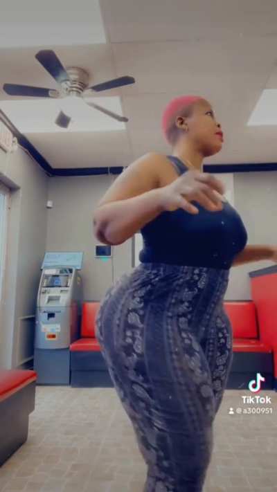 Aunty Vicky Twerking g her Big Nyash