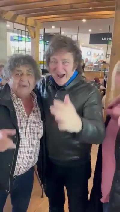 Milei cantando 