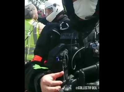 16 mai 2020 / Place de la R&eacute;publique / Paris Lors d'un contr&ocirc;le de police, un policier de la BRAV &eacute;ternue intentionnellement sur la carte d'identit&eacute; d'un gilet jaune avant de lui rendre, le policier ne porte pas de masque, ne pratique aucun geste barr