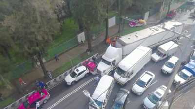 Crazy truck driver unhinged by the traffic in the cdmx 🤣