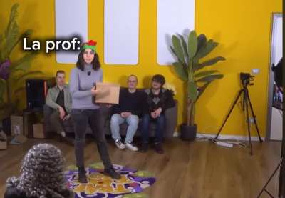 Pov:quando la prof spiega l&rsquo;argomento pi&ugrave; importante della tua vita ma hai la testa tra le nuvole e non capisci un ca&mdash;