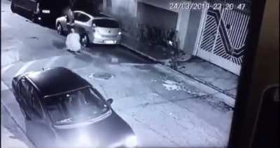 Mugger catches lead poisoning…