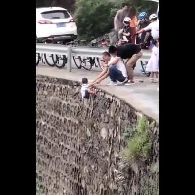 Idiots putting Kid's Life in Danger Just for a Pic, really horrible...