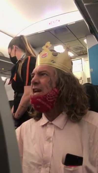 Racist man wearing Burger King Crown is kicked off plane (Warning: lots of swearing &amp;amp; n-words)