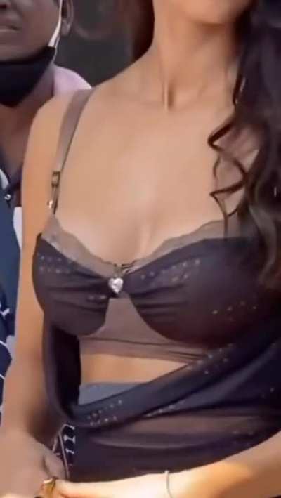 do you like her clevage?