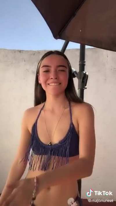 Does anyone else like tiny girls?👀🔥