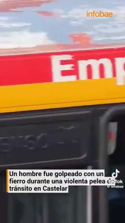 Se pudrio todo en Castelar: un tipo golpeo a un pibe con un fierro a traicion durante una disputa de transito y luego fue linchado por los vecinos.