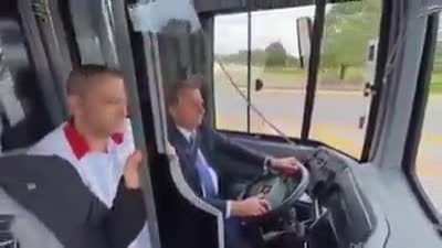 Bolsonaro faz trabalho extra como motorista de &ocirc;nibus para complementar a renda.