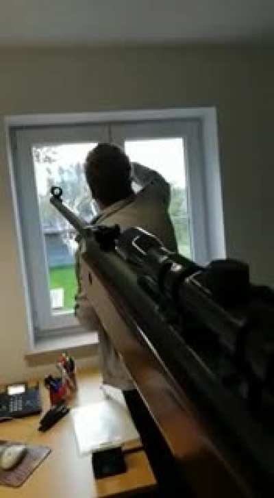 zeig das ja nicht meinem weib alfred 😱😨😥 sonst holt die alte noch meinen weltkriegs karabiener aus m keller statt dem bier wegen dem ich sie runtergeschickt hab🤪😜😂😂