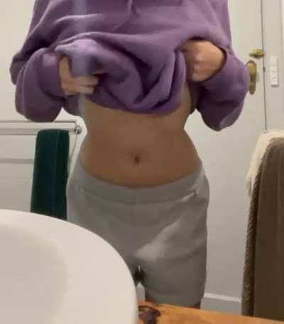 I hope it makes your Monday better to see what&rsquo;s hiding underneath my jumper ;) [oc] [reveal]