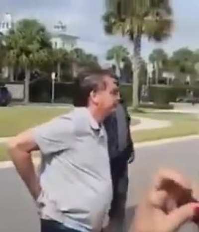 Na frente do gado americano, Bolsonaro coça o rego e confere com um cheiro