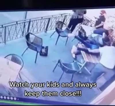 Man tries kidnapping child and is immediately tackled by crowd