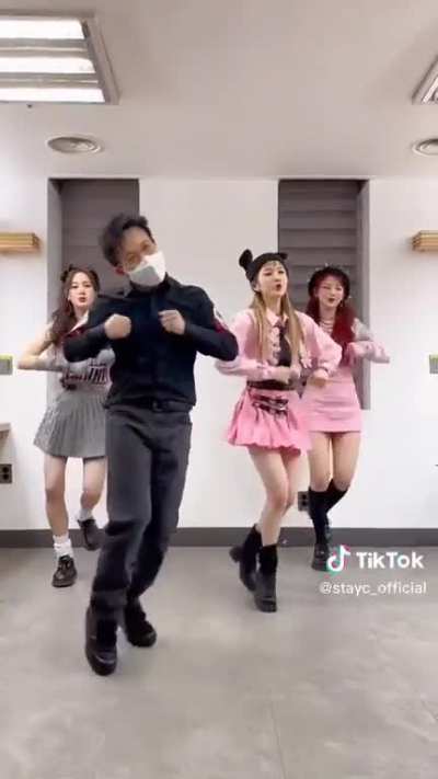 230217 STAYC TikTok Update - Sieun, Isa &amp;amp; J ft. Sieun's Father, Park Nam Jung (Teddy Bear Challenge)