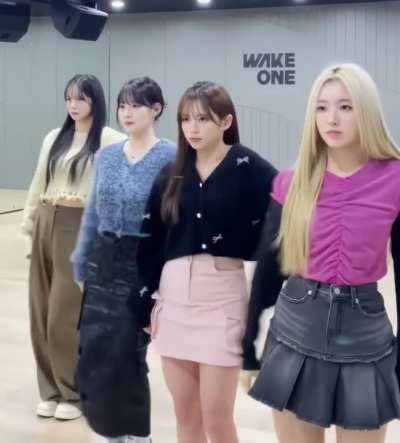 [230222] Yujin, Mashiro, Chaehyun &amp;amp; Yeseo TikTok update: TICK TOCK⏰
